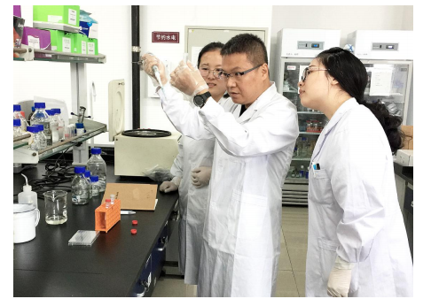 天津科技大學(xué)食品科學(xué)與工程學(xué)院黨委書(shū)記、院長(cháng)杜欣軍（中）